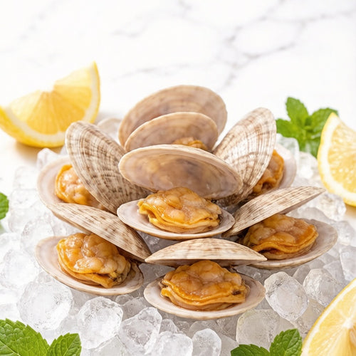 Blanched thin-shell clams on crushed ice with lemon